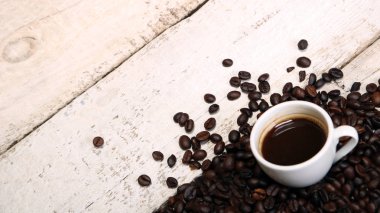 Kahve fincanı ve kahve çekirdeği.