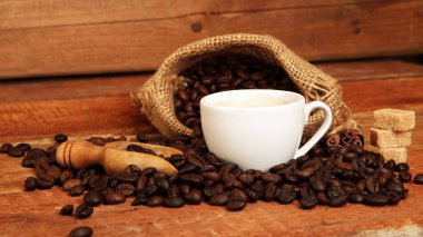 Kahve fincanı kahve çekirdekleri, çuvala ve tarçın ile