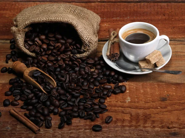 Cup of coffee with coffee beans — Stock Photo, Image