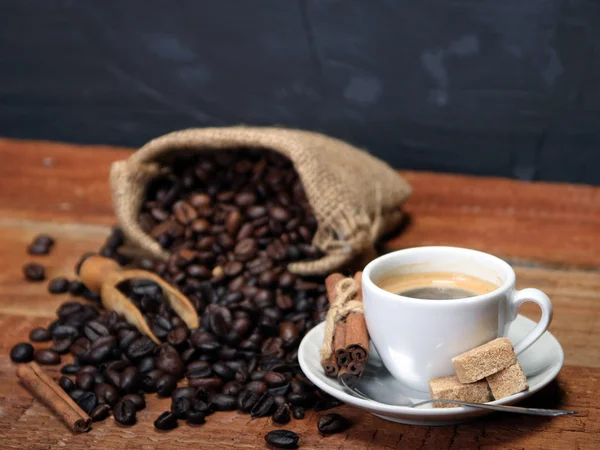 Xícara de café com grãos de café — Fotografia de Stock