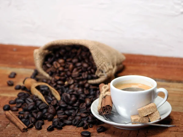 Secangkir kopi dengan biji kopi — Stok Foto
