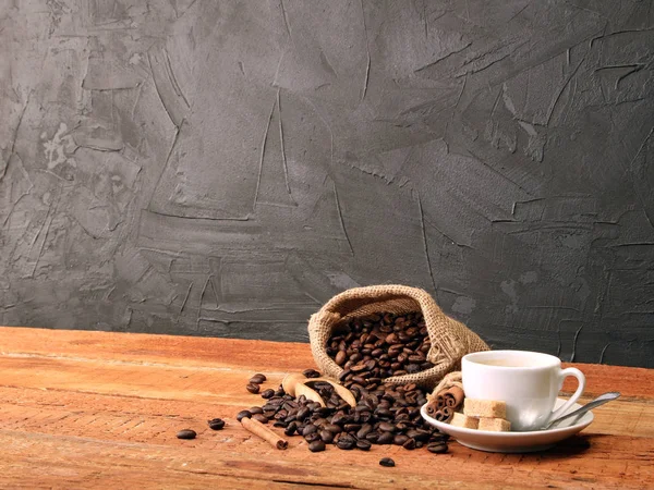 Tazza di caffè con chicchi di caffè — Foto Stock