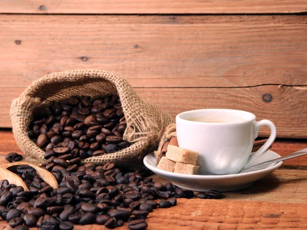 Cup of coffee with coffee beans — Stock Photo, Image