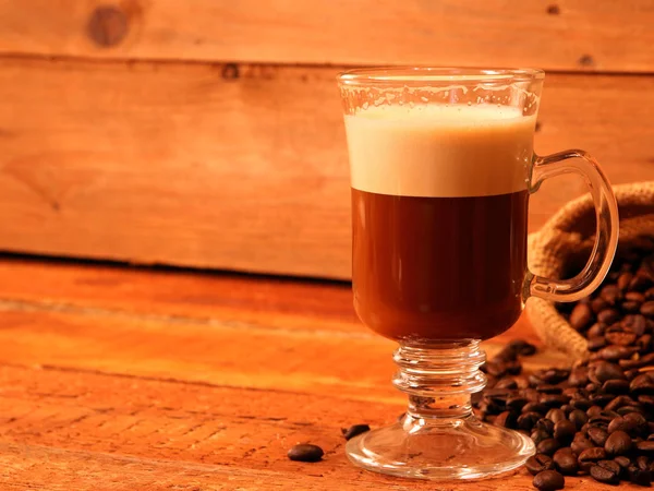 Чашка кофе с кофейными зёрнами — стоковое фото