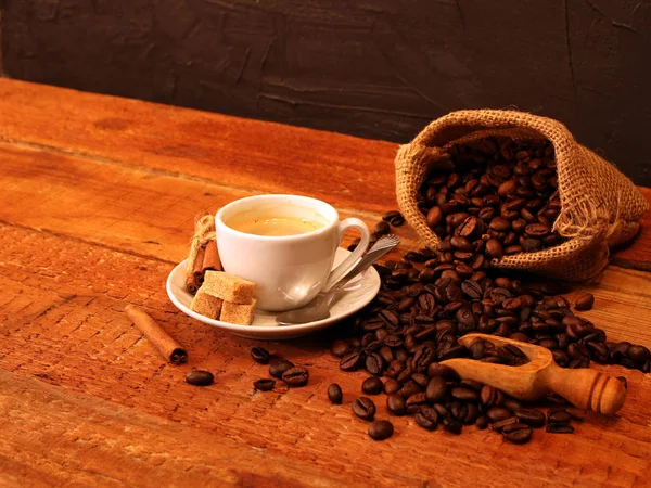 Cup of coffee with coffee beans — Stock Photo, Image