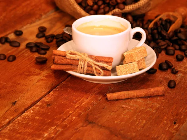 Xícara de café com grãos de café — Fotografia de Stock