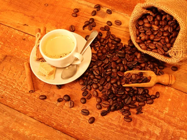 Xícara de café com grãos de café — Fotografia de Stock