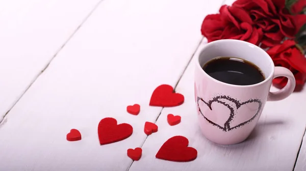 Feliz día de San Valentín con taza de café, rosas rojas y corazones rojos enamorados —  Fotos de Stock