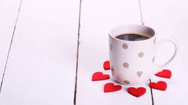 Mutlu Sevgililer günü ile fincan kahve, kırmızı gül ve kırmızı kalpler aşık