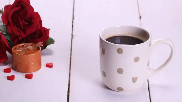 Happy Valentine's Day with cup of coffe, red roses and red hearts in love — Stock Photo, Image