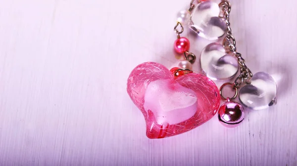 Valentýn s šperk skleněné srdce — Stock fotografie