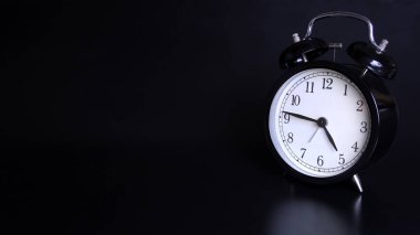 Eski siyah vintage çalar saat görüntü kadar kapatın. Saat 4'te ve kırk beş dakika
