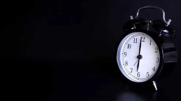 Imagen de cerca del viejo reloj despertador vintage negro. A las seis en punto —  Fotos de Stock