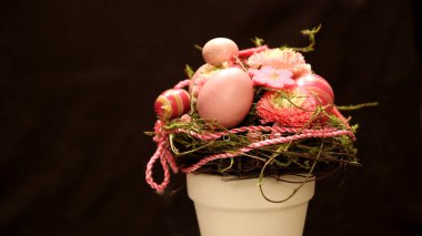 Mutlu Doğu ve bahar kavramı. Birçok renkli Doğu yumurta.