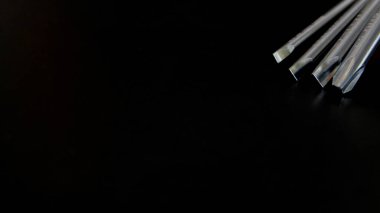 Siyah arka plan üzerine izole metal Tornavidalar aracı. Portre, seçici odak. Gölgeler Tornavidalar.