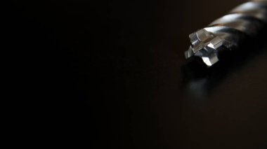 Ağır bir profesyonel metal matkap beton Delme ve güzel bir arka plan üzerinde yıkım için bit. Aracı. Beton taş ve tuğla delme için matkap. Yakın çekim.