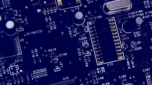 Close up van elektronische schakelingen in technologie op moederbord, systeemkaart of mobo. De systeemkaart van de computer, elektronische componenten op circuits bord, afgedrukt elektronisch bestuur Pcb — Stockfoto