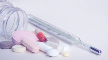 Eczacılık teması, tabletler, ilaç antibiyotik ve termometre ile Pills kapsül yığın Mix terapi ilaçlar. Kapsüller yakın. Tıbbi konsept için tıp arka planı.