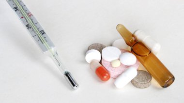 Eczacılık teması, tabletler, ilaç antibiyotik ve termometre ile Pills kapsül yığın Mix terapi ilaçlar. Kapsüller yakın. Tıbbi konsept için tıp arka planı.