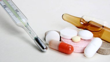 Eczacılık teması, tabletler, ilaç antibiyotik ve termometre ile Pills kapsül yığın Mix terapi ilaçlar. Kapsüller yakın. Tıbbi konsept için tıp arka planı.