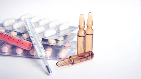 Gyógyszertár téma, tabletta, tabletták kapszulát halom mix terápiás gyógyszerek gyógyszer antibiotikum és hőmérő. Közelről kapszula. Az orvostudomány háttere az orvosi fogalomnak. — Stock Fotó