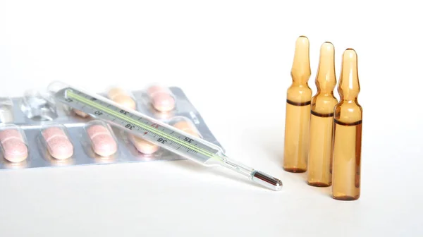 Apotheek thema, tabletten, pillen capsule heap mix therapie drugs met geneeskunde antibioticum en thermometer. Close-up van capsules. Geneeskunde achtergrond voor medisch concept. — Stockfoto