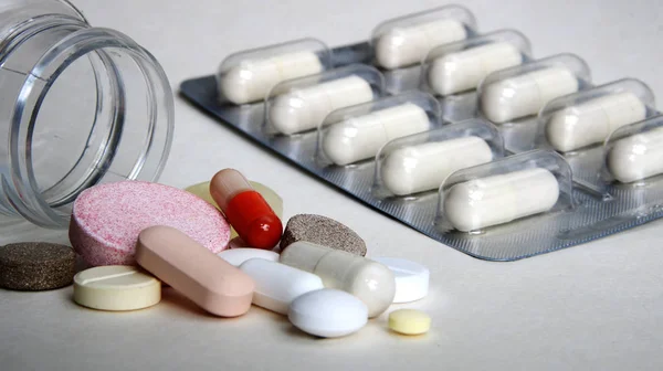 Farmacie, integratori e farmaci in bottiglia.Farmacia tema, compresse, pillole capsula mucchio mescolare farmaci terapia con antibiotici medicina . — Foto Stock