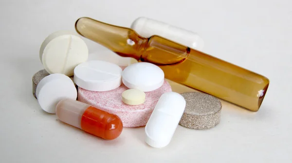 Apotheek thema, tabletten, pillen capsule heap mix therapie drugs met geneeskunde antibioticum. Close up van capsules. Achtergrond van de geneeskunde voor medische concept. — Stockfoto
