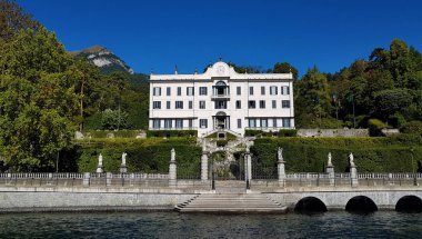 Villa Carlotta yaz aylarında yeşil bahçede, Italya, Como Gölü