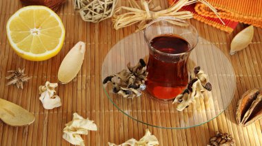 Çay bardağın var. Evde rahat sonbahar veya kış sabahı. Çay, herbaryum ile kroki kitap bir fincan ile hala yaşam detayları