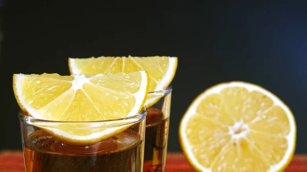 Close up glasses of ice green lemon tea with lemon slices on wooden background — Stock Photo, Image