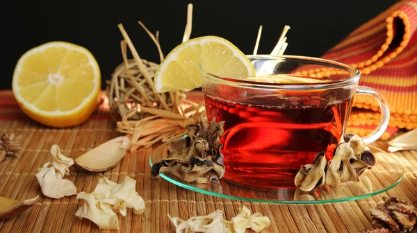 Tazza da tè con foglie di tè. accogliente mattina d'autunno o d'inverno a casa. Natura morta dettagli con tazza di tè, schizzo libro con erbario — Foto Stock