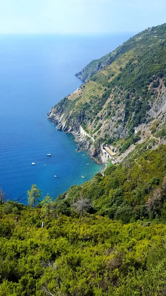 Cinque Terre Milli Parkı, Liguria, Italya güzel panoramik görünümü. Bu beş ünlü renkli balıkçı köyler, deniz ve arazi arasında dik kayalıklar arasında askıya alınmıştır. — Stok fotoğraf