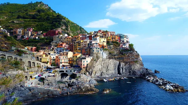 Manarola town, Cinque Terre national park. Is one of five famous colorful fisherman villages, suspended between sea and land on sheer cliffs. Liguria, Italy. — Stock Photo, Image