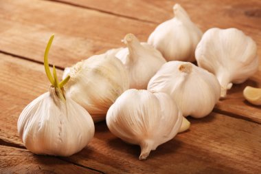 Sarımsak Karanfil ve Ampul vintage ahşap masada.