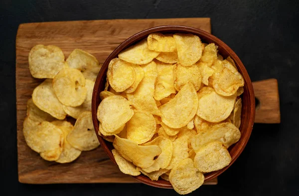 Chips Crujientes Tazón Sobre Fondo Piedra — Foto de Stock