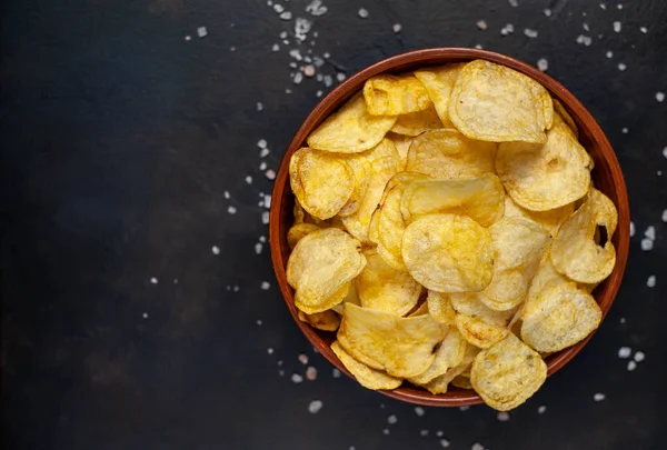 Chips Crujientes Tazón Sobre Fondo Piedra — Foto de Stock