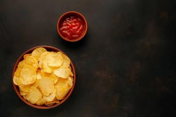 Chips Sauce Sur Fond Béton Asphalte — Photo