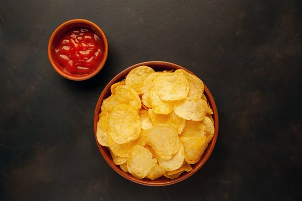 Chips Sauce Sur Fond Béton Asphalte — Photo