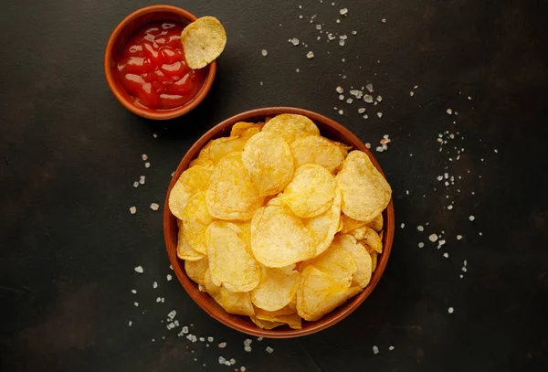 Patatas Fritas Salsa Sobre Hormigón Fondo Asfalto — Foto de Stock