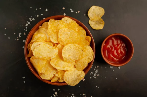 Patatas Fritas Salsa Sobre Hormigón Fondo Asfalto — Foto de Stock