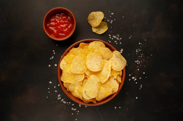 Patatas Fritas Salsa Sobre Hormigón Fondo Asfalto — Foto de Stock