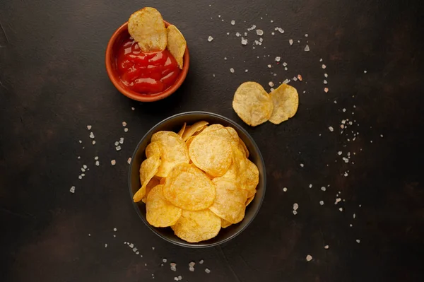 Batatas Fritas Molho Sobre Fundo Concreto Asfalto — Fotografia de Stock