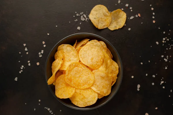 Patatas Fritas Salsa Sobre Hormigón Fondo Asfalto — Foto de Stock