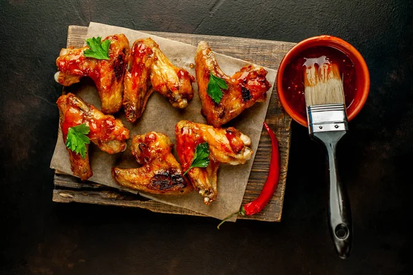Grilled Chicken Wings Barbecue Sauce Parsley Cutting Board Concrete Table — Stock Photo, Image