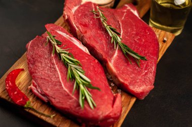 biftek, biftek, arka plan, Masa, ham, kırmızı, siyah, gıda, taze, görünümü, lezzetli, ahşap, Masa, madde, pişirme, kesim, yemek, mutfak, sulu, et, aşçı, biber, ızgara, tuz, Barbekü, biberiye, Yeşiller, ortalama, yeni, karanlık, york, taş, malzemeler