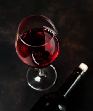 bir taş zemin üzerine kırmızı şarap ile Şarap kadehi