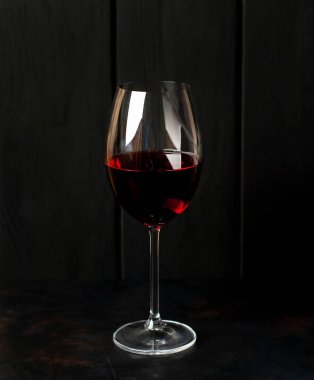 bir taş zemin üzerine kırmızı şarap ile Şarap kadehi