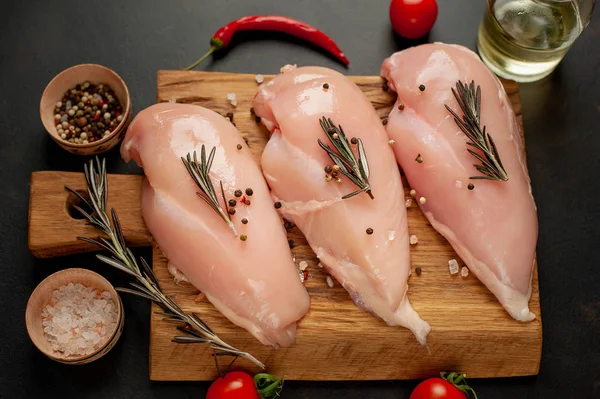 Rauwe Kipfilet Filets Klaar Voor Het Koken Een Houten Snijplank — Stockfoto