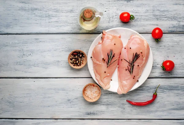 Filetes Peito Frango Cru Prontos Para Cozinhar Uma Placa Corte — Fotografia de Stock